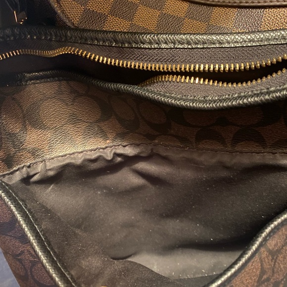 This is a gently used coach swing pack bag - Picture 5 of 7